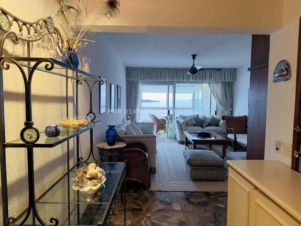 Apartamento de 3 dormitorios en venta sobre playa mansa