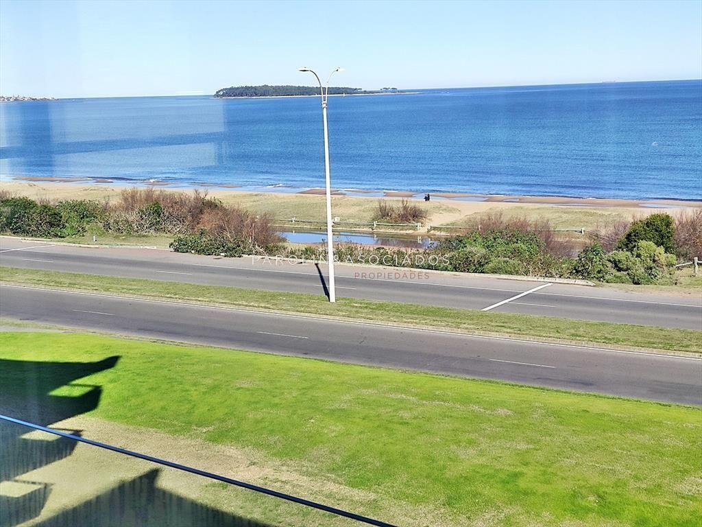 Penthouse en venta frente al mar en edificio del