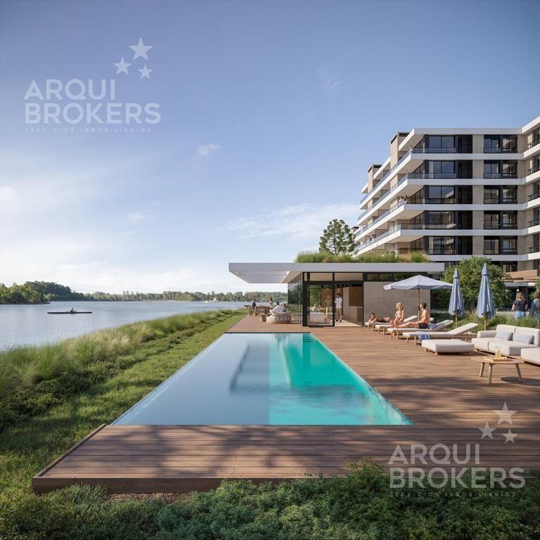 Apartamento de tres dormitorios en venta en Carrasco Este -