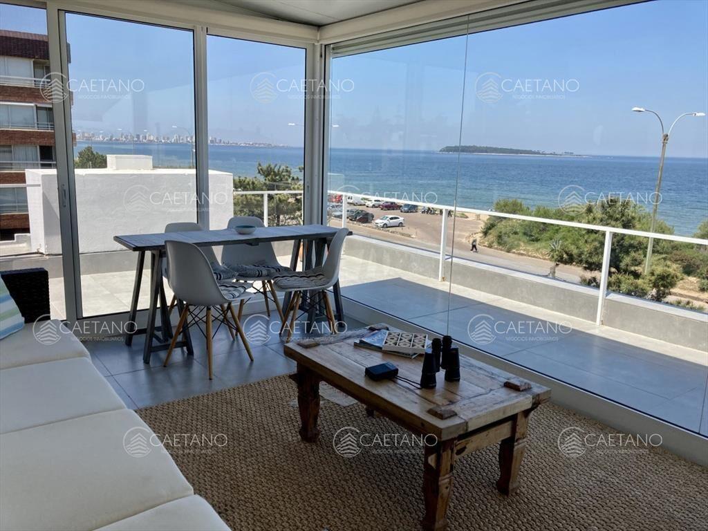 Casa Punta del Este en primera linea de la mansa