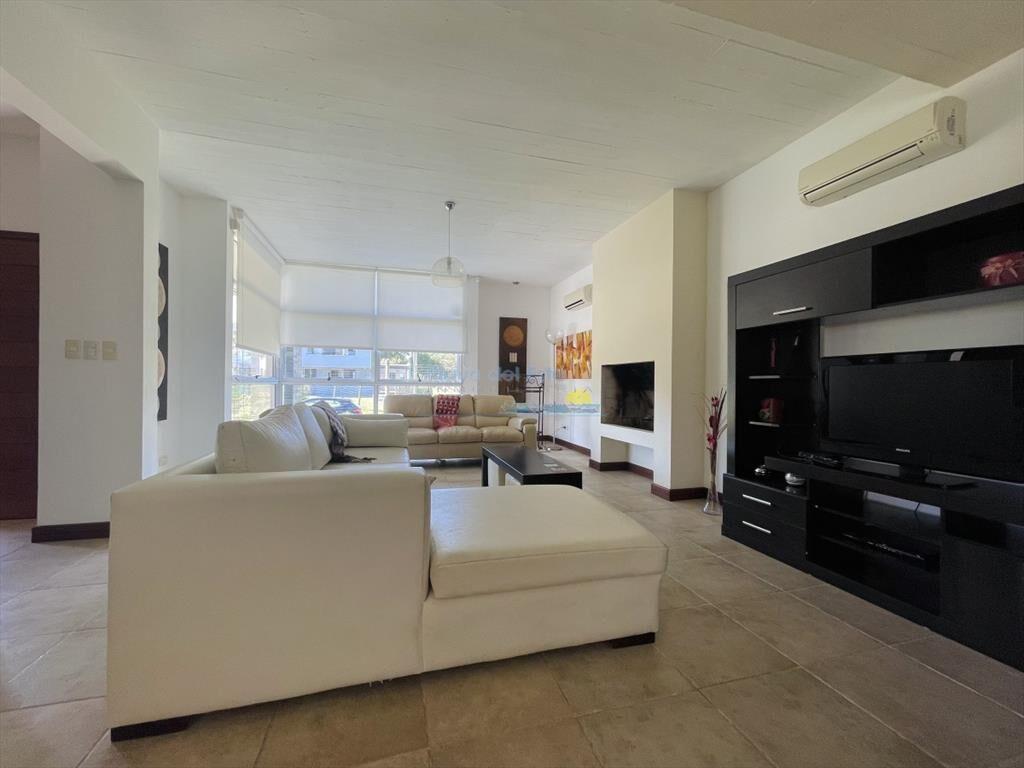 Muy Buena Casa de 5 Dormitorios y Piscina en del