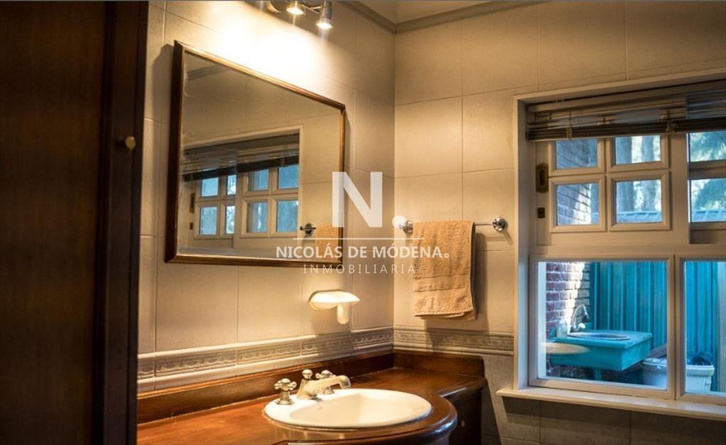 Vende casa de 4 dormitorios a cuadras del mar,