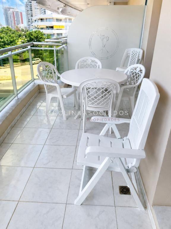 Apartamento de 3 dormitorios en venta en Coral en