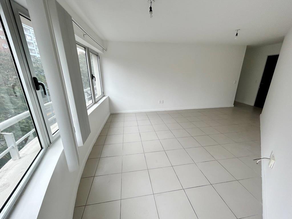Alquiler Apartamento al frente con dos dormitorios en Aguada