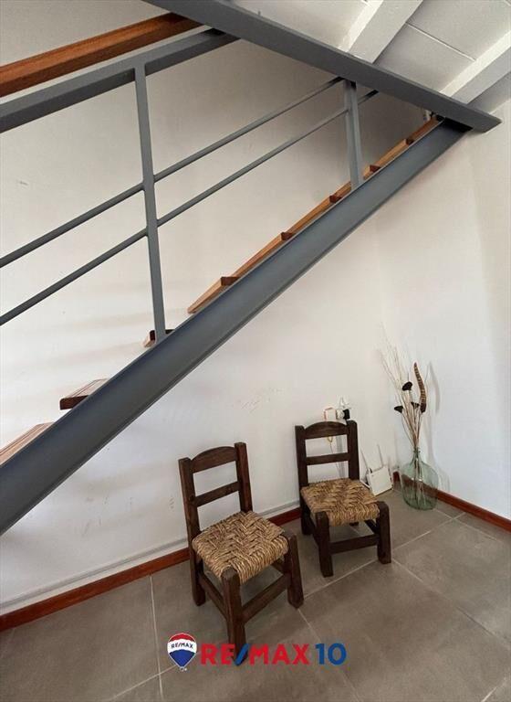 Vivienda de dos dormitorios en entorno verde.