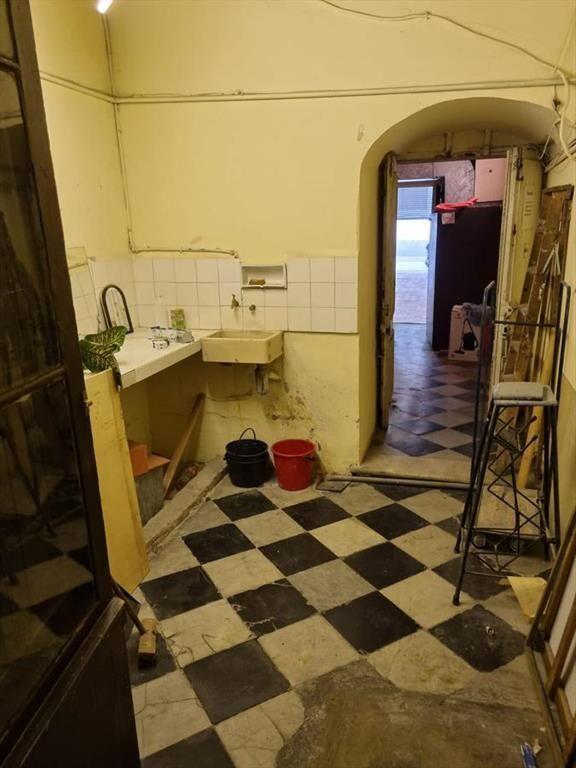 local - Peatonal Sarandi y Bartolome Mitre , 8 mts de frent