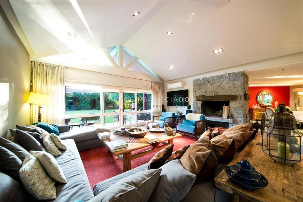 VENTA DE CASA DE 5 DORMITORIOS EN BEVERLY HILLS