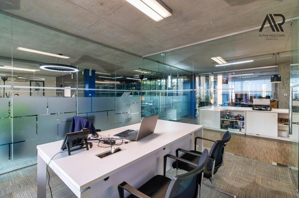 Exclusiva oficina corporativa con local comercial en Pun...
