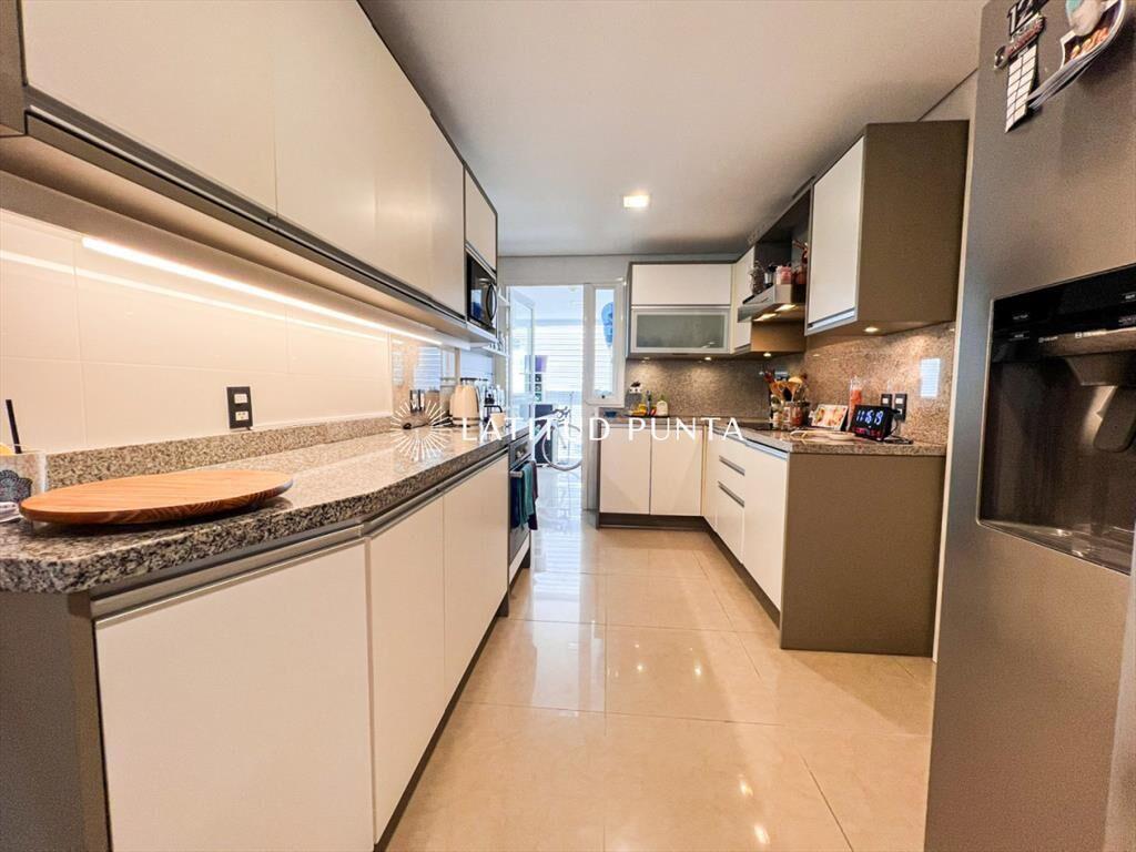 Apartamento piso alto sobre la mansa de 2 mas
