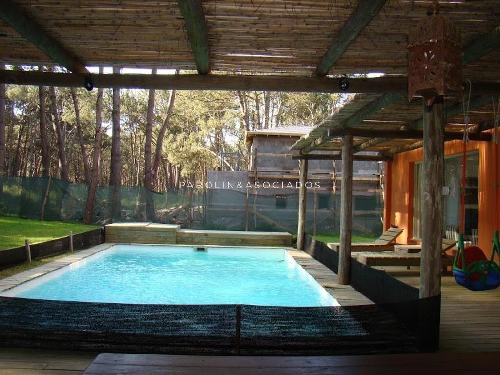VENTA DE CASA DE 4 DORMITORIOS EN MONTOYA PUNTA