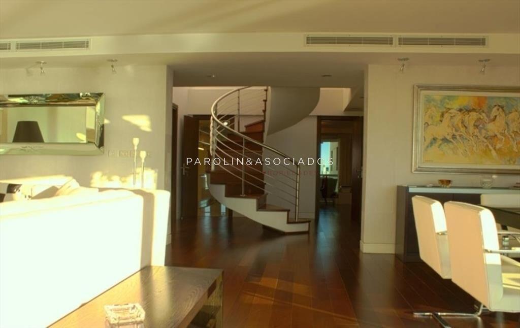 Penthouse de 4 dormitorios en venta en edificio