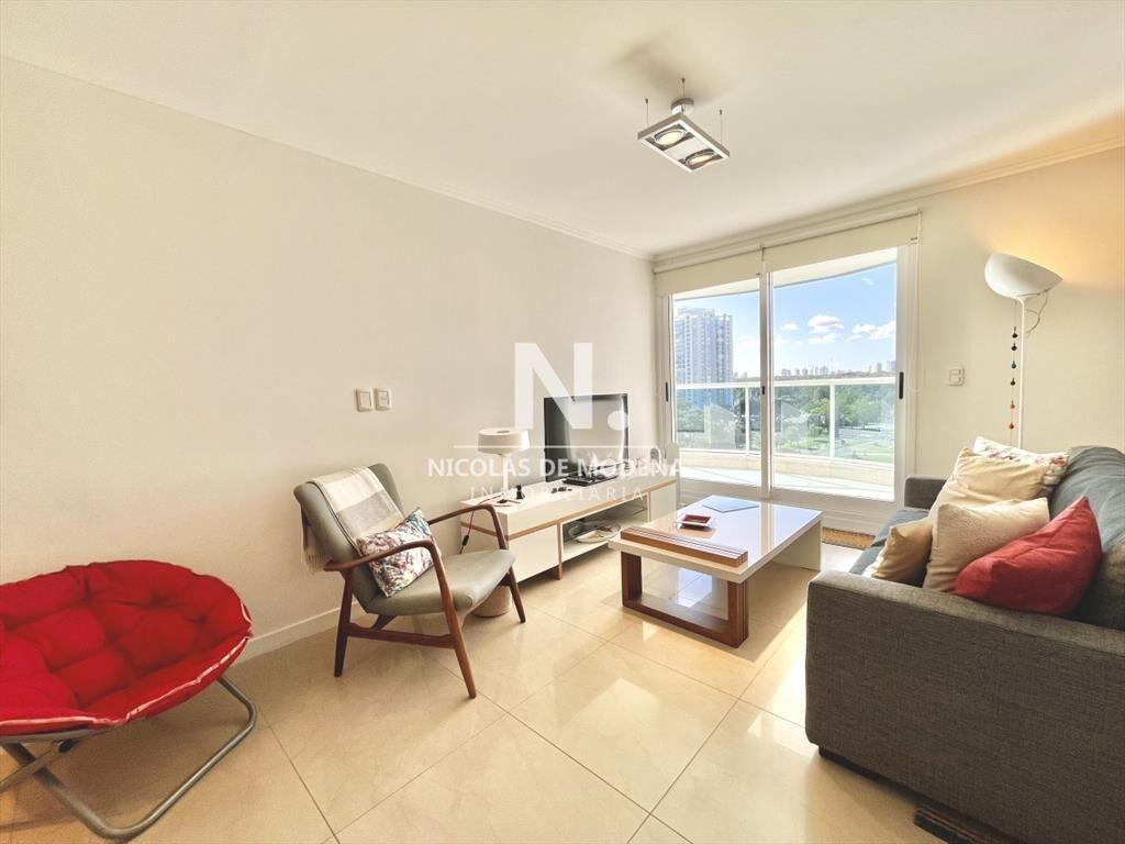 Vende apartamento de 2 dormitorios en Punta del