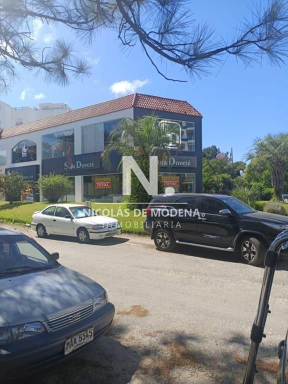 En venta local de 390m2 en Punta del Este
