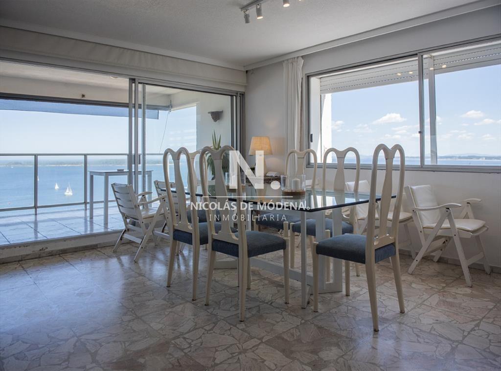 Vende Apartamento de 4 dormitorios en playa de a
