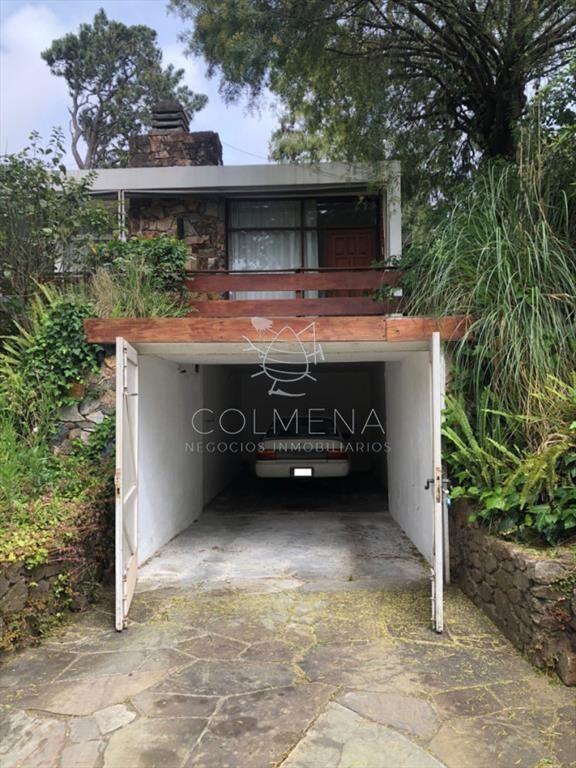 Casa ubicada en el barrio Cantegril lado del mar - Punta de