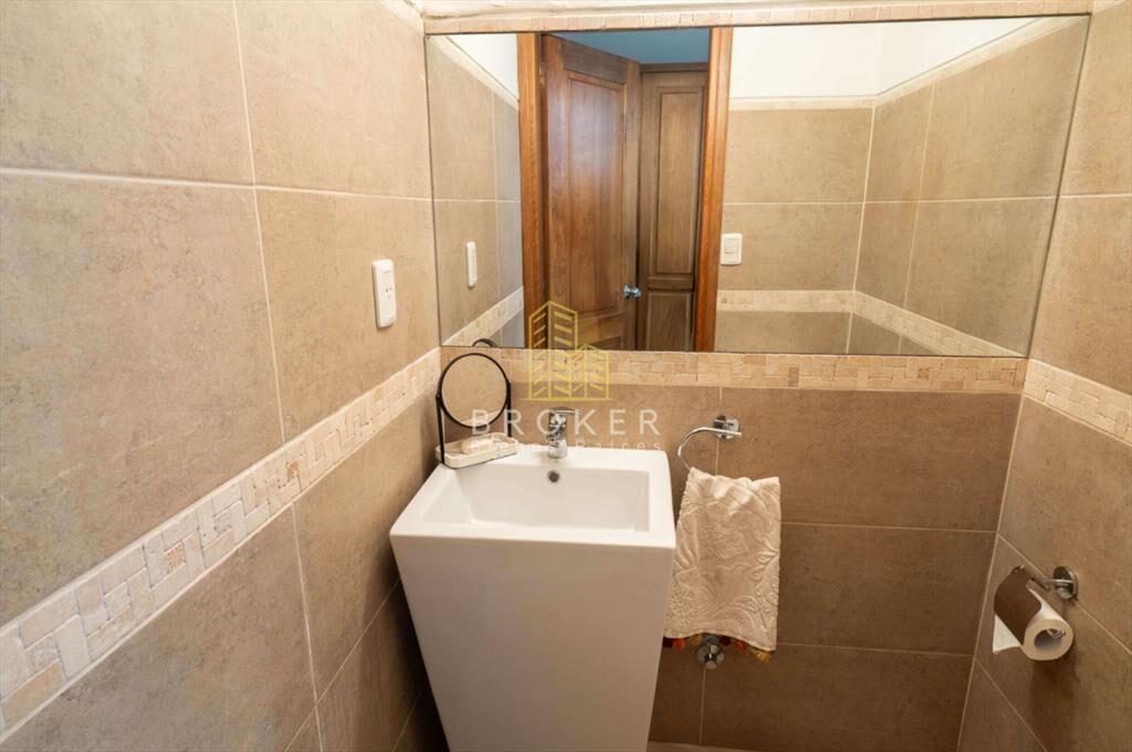 Venta y alquiler anual de impresionante casa de 400 m2 en b