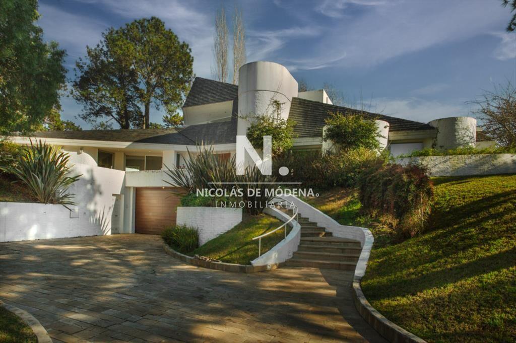 En venta casa en Lugano de 4 dormitorios, con piscina y par