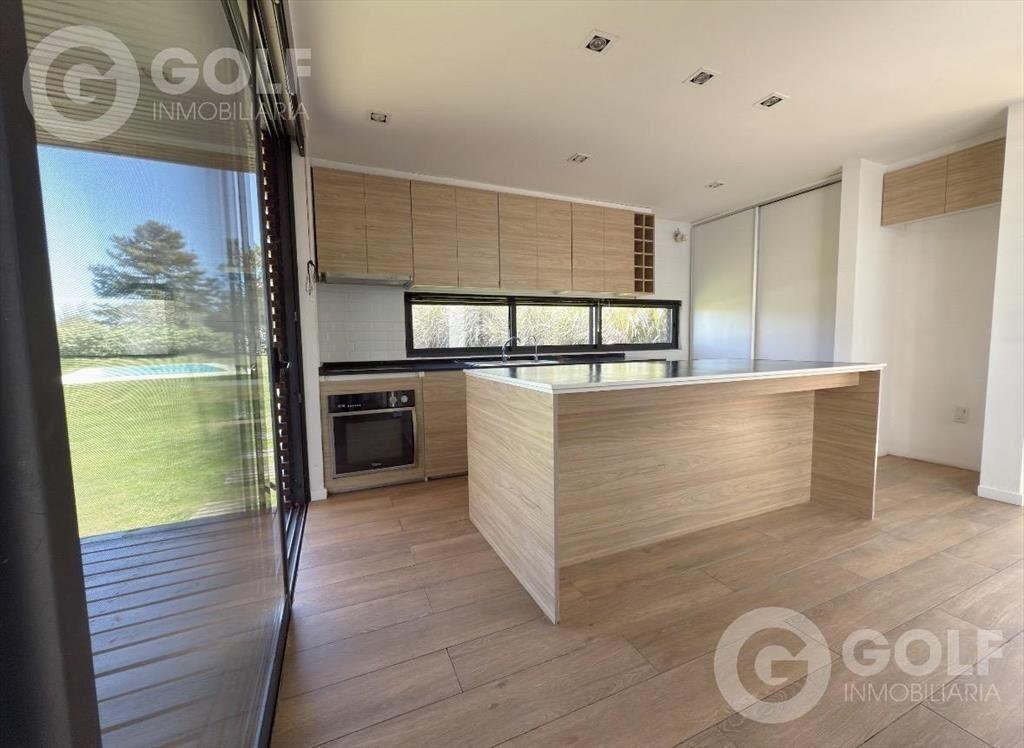 Venta de Casa de 3 dormitorios y servicio en Altos de la T