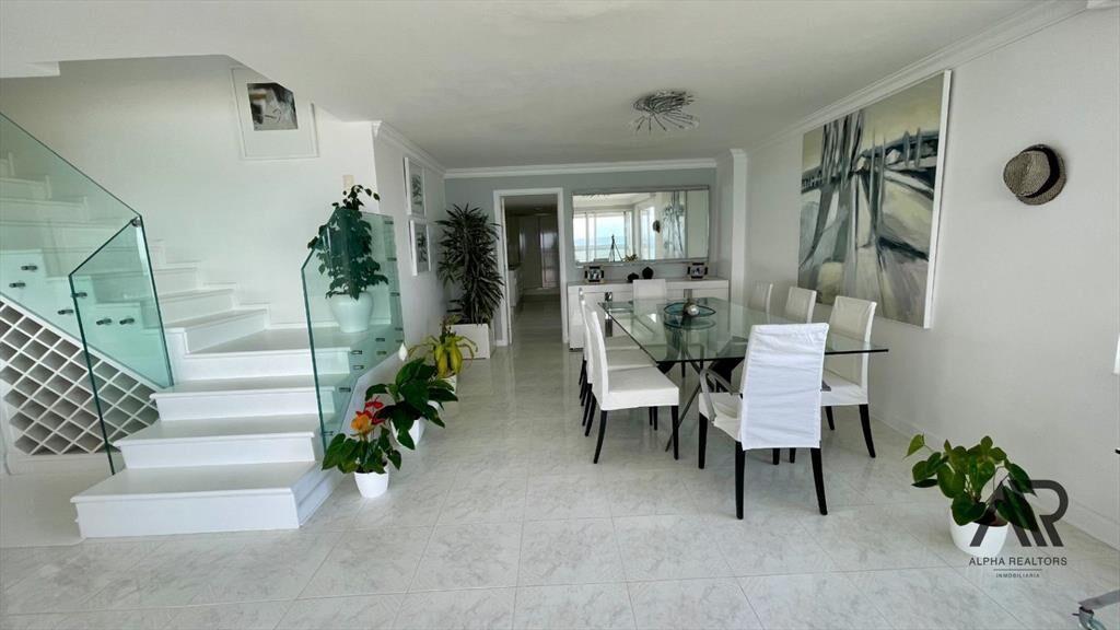 Apartamento en venta de 5 dormitorios c/ cocheras en Pla...