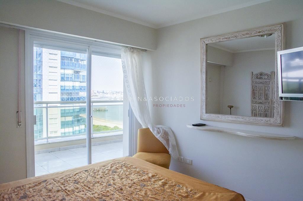 Apartamento de 3 dormitorios en venta frente a Playa Mansa,