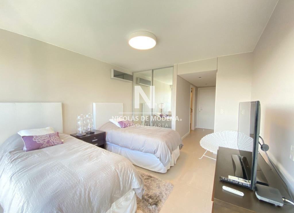 Vende Apartamento de 2 dormitorios frente al mar,