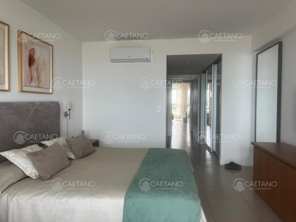Apartamento de dos dormitorios en venta en Playa Brava con