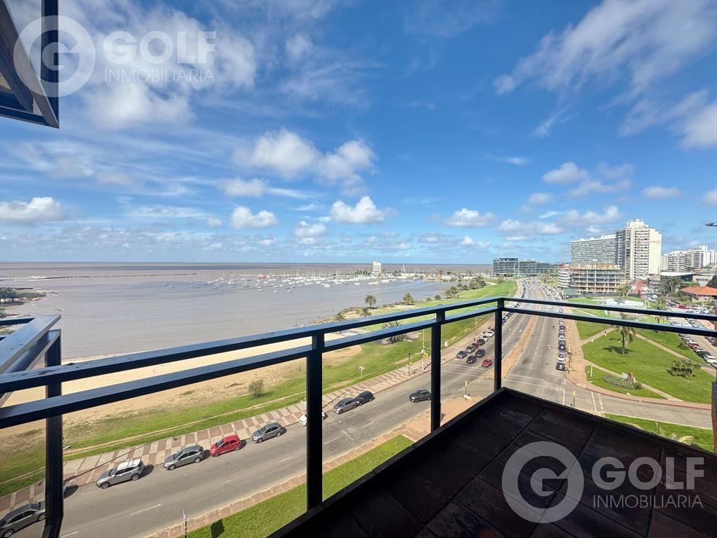 Venta de apartamento de 3 dormitorios en suite y servicio c