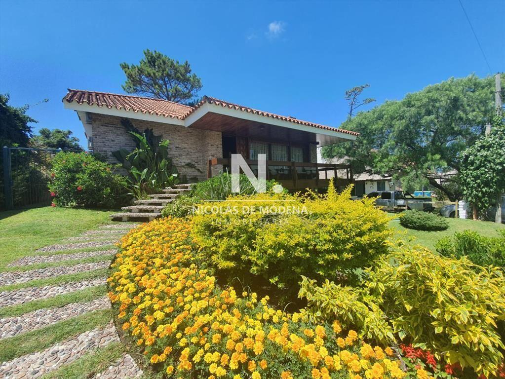 Hermosa casa en venta a pocos metros del mar.