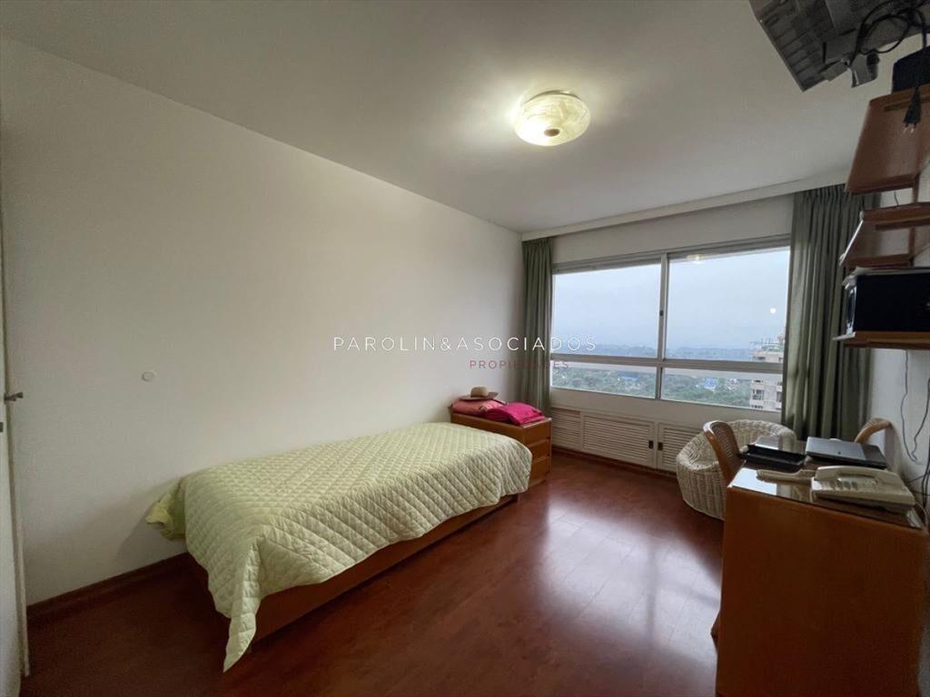 Apartamento en venta de 3 dormitorios en torre