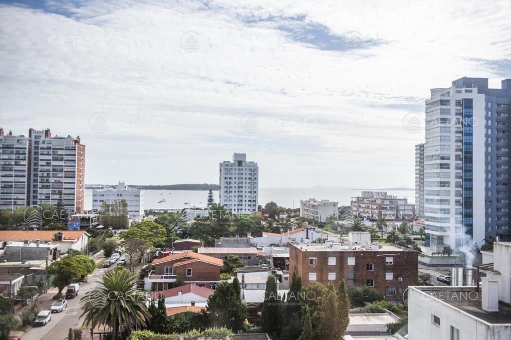 Vende apartamento de 2 dormitorios en Brava Punta del Este