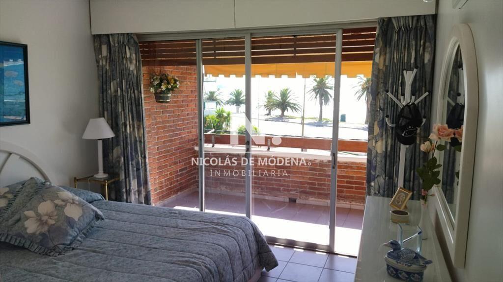 OPORTUNIDAD. VENDE APARTAMENTO FRENTE AL MAR CON