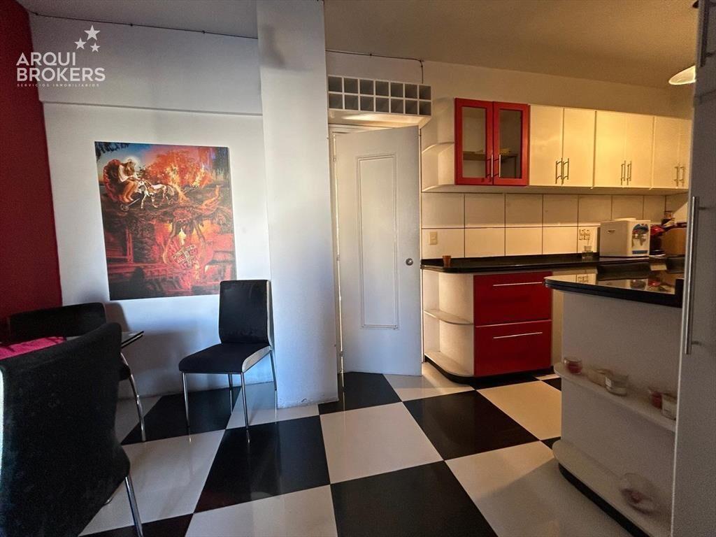 Apartamento de cuatro dormitorios en venta en Centro