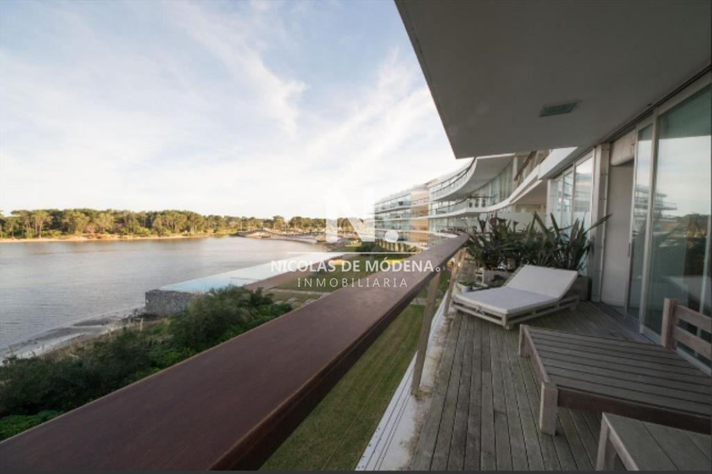 Vende Exclusivo apartamento de 4 dormitorios al a