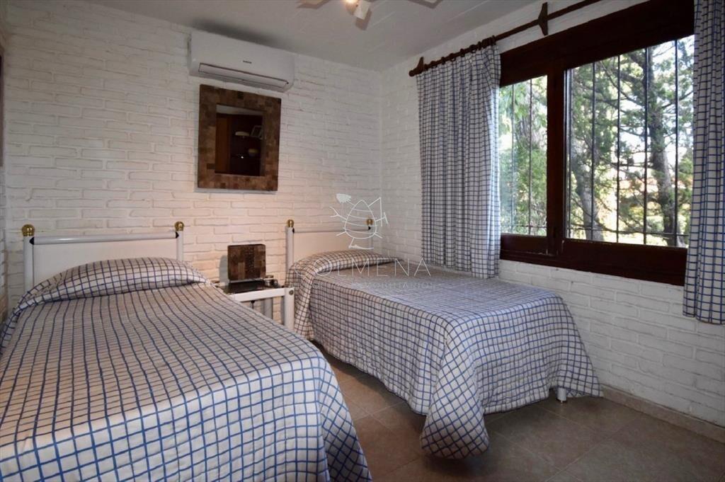 Casa en Playa Mansa de Cuatro Dormitorios en Alquiler Punta