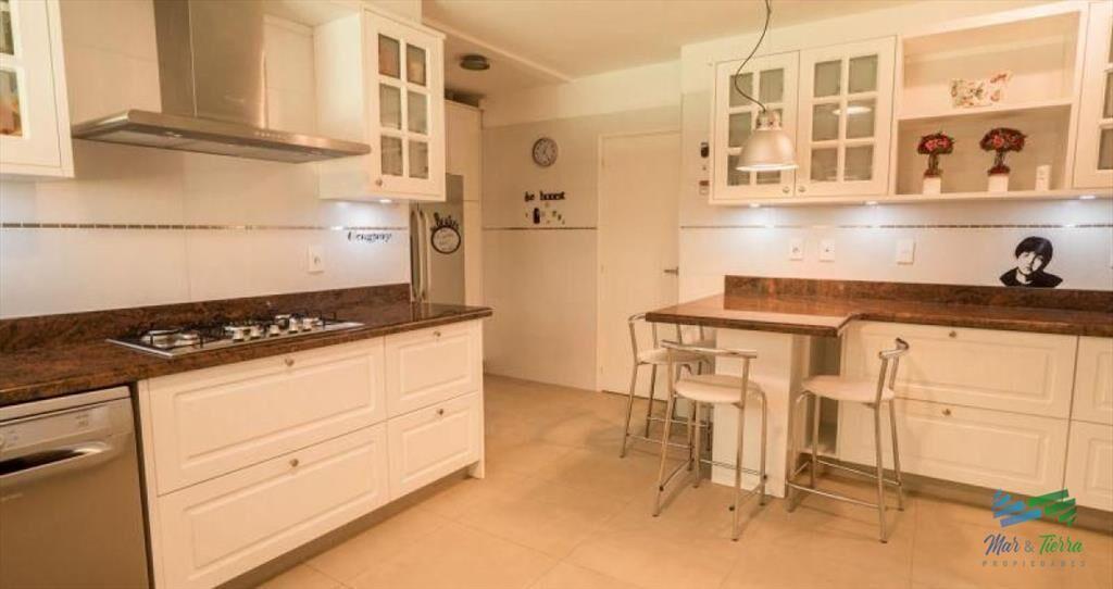 Vendo excelente casa de 6 dormitorios con piscina
