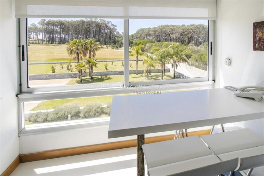 Excelente apartamento en venta en edificio Punta