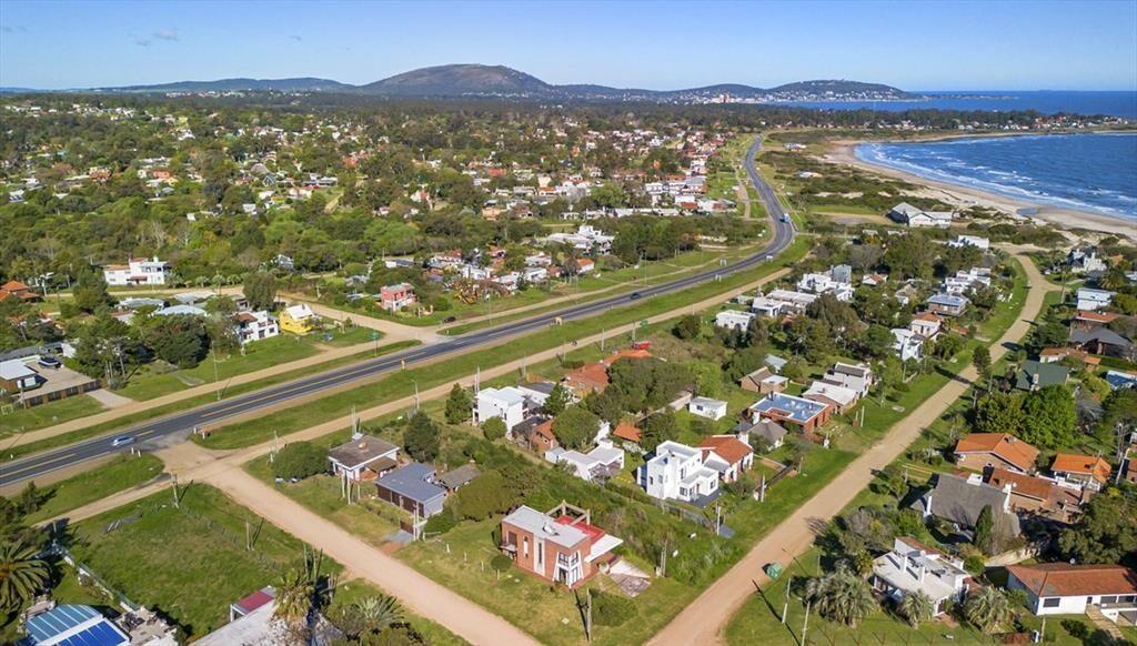 VENTA TERRENO PIRIAPOLIS A METROS DEL MAR