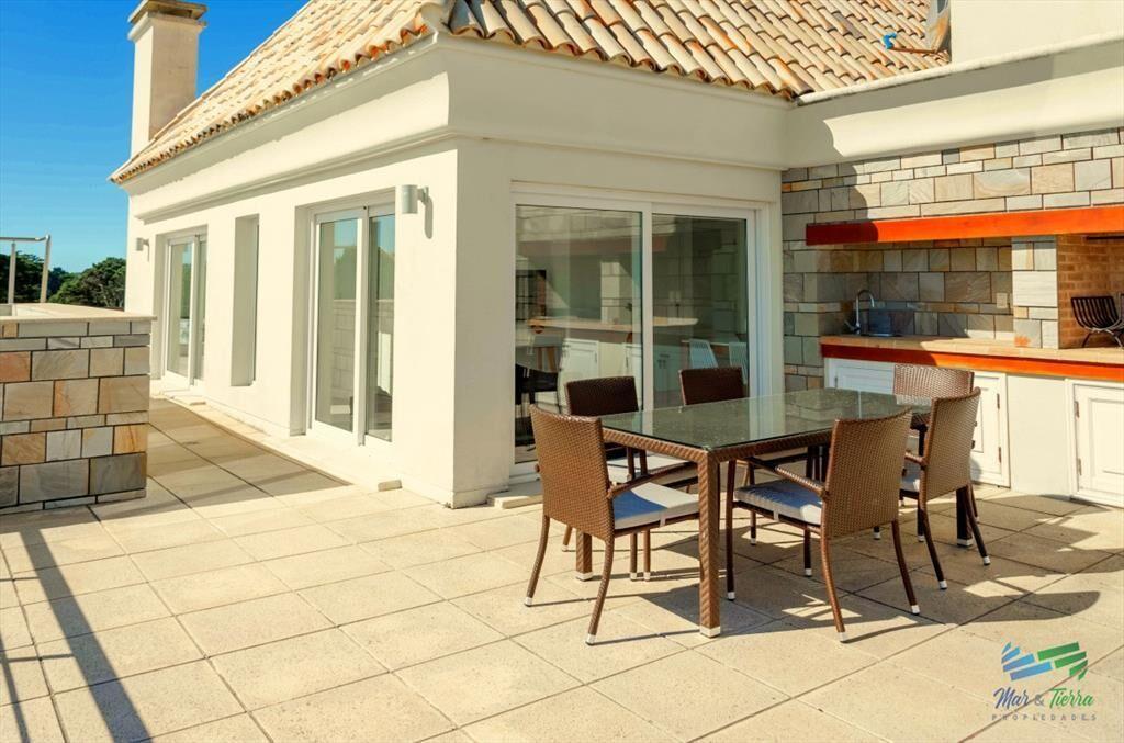 VENTA de Pent Huse sobre playa Mansa de 4 suites