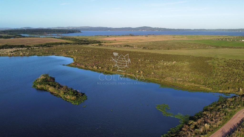 Chacra con frente a laguna.