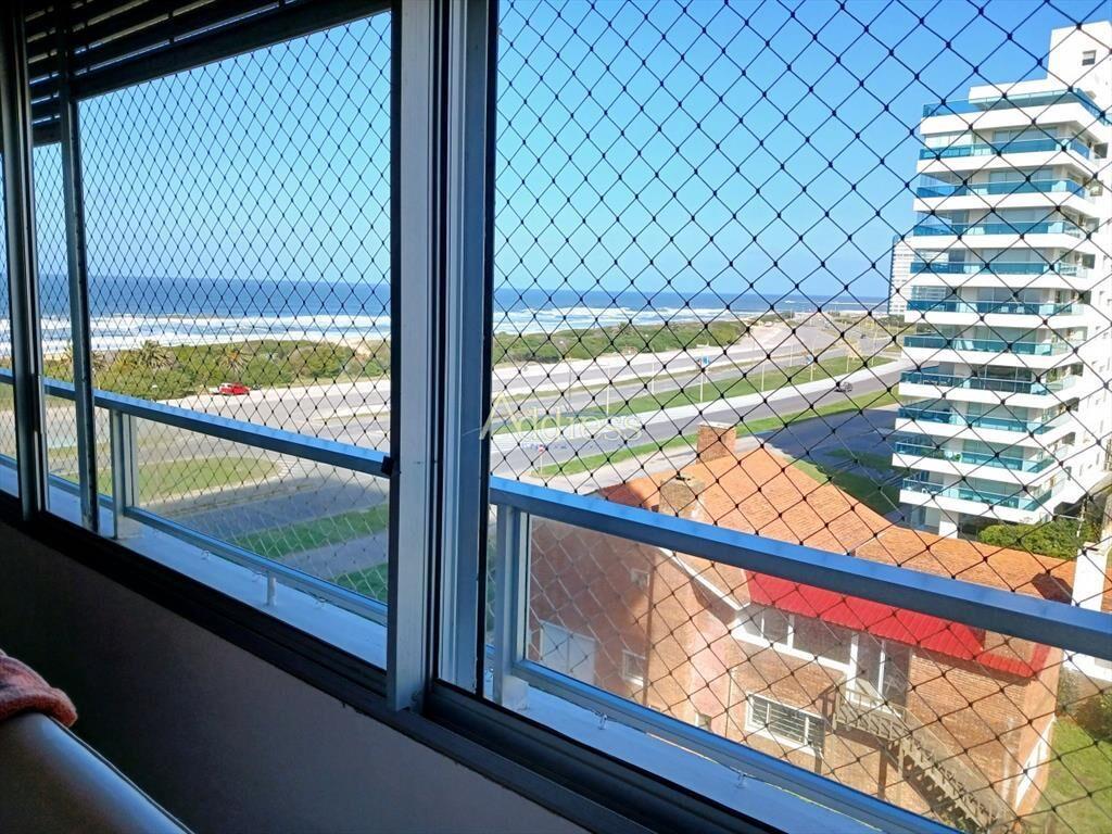 Venta Apto. Rambla Brava 3 dorm. y servicio