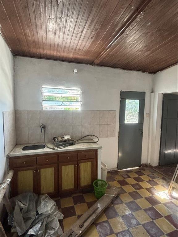 Local tipo galpón, 100 m2 edificados mas casa (Oficina)