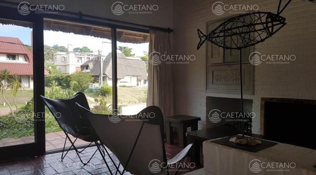 Venta de casa de 2 dormitorios y dependencia de