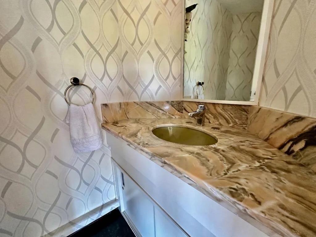 Venta de apartamento de 3 dormitorios y servicio en Villa Bi