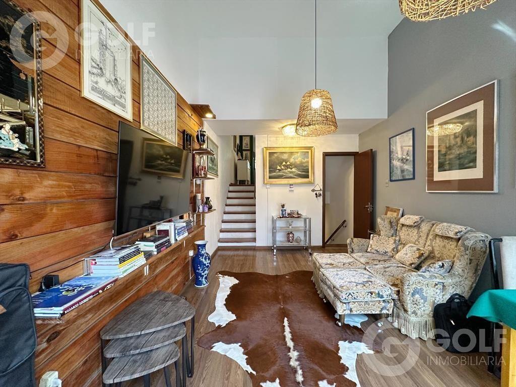 Venta de casa de dos dormitorios y cochera en Pocitos
