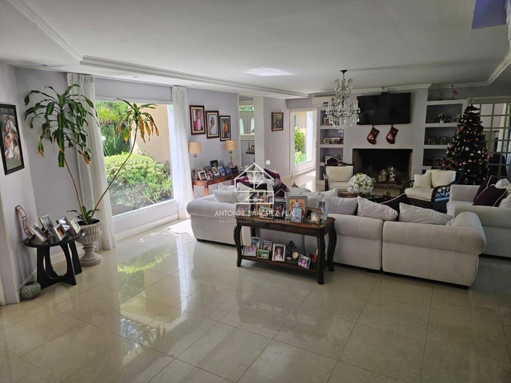 IMPORTANTE RESIDENCIA EN BARRIO PRIVADO