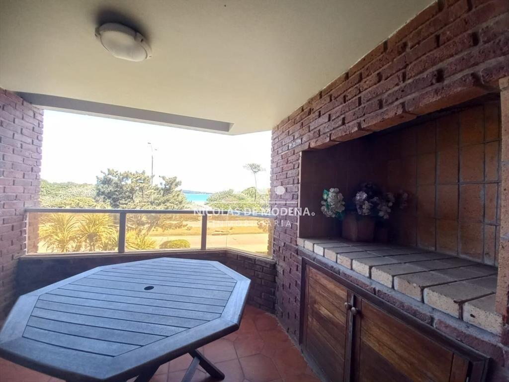 Apartamento en primera fila de Playa Mansa, con 3