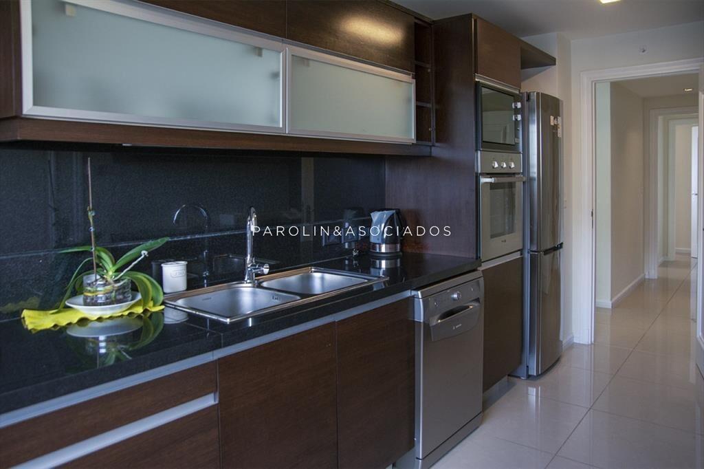 Apartamento de 2 dormitorios en edificio Punta
