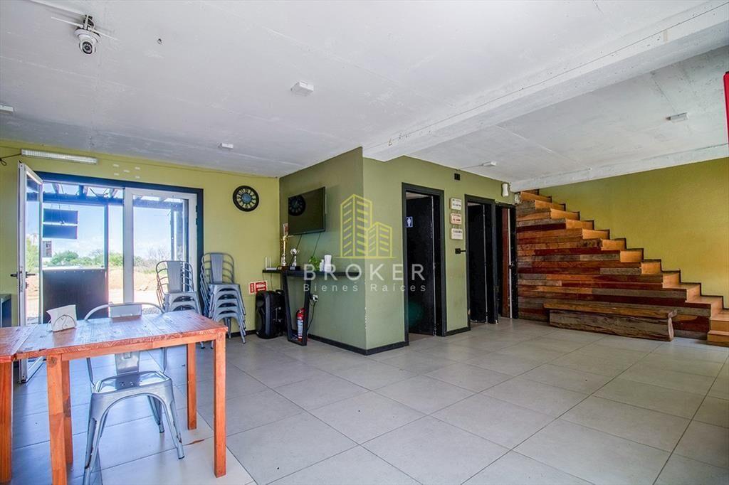 Venta de local comercial y cancha de futbol 5