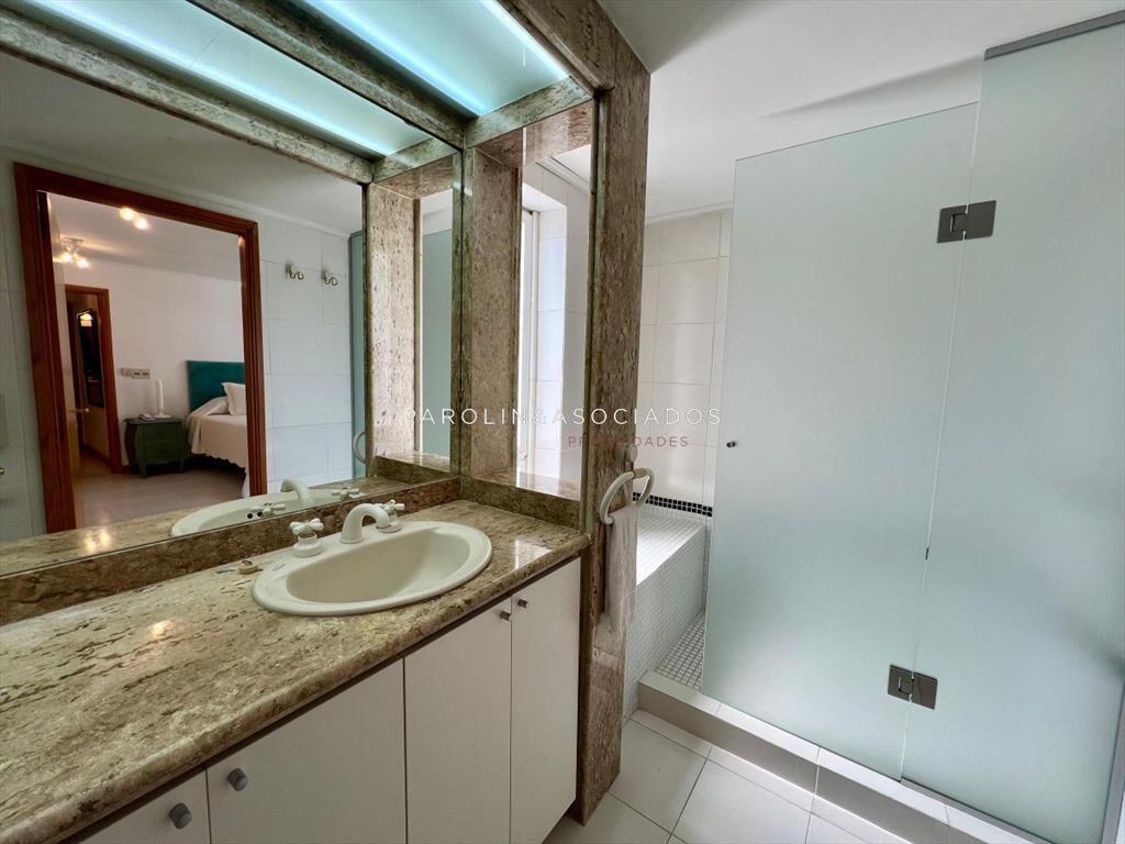 Apartamento en venta de 3 dormitorios + en Punta