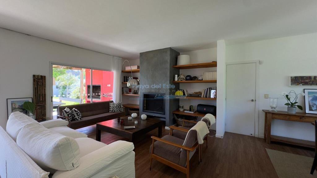 Casa de 4 dormitorios en alquiler anual , Punta ,